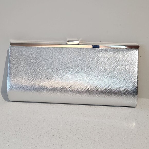 Elegant Silver Clutch Bag with Chain Strap - Picture 1 of 5